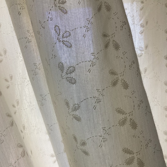 2 Pairs of vintage white/cream ruffled floral curtains - Picture 5 of 9